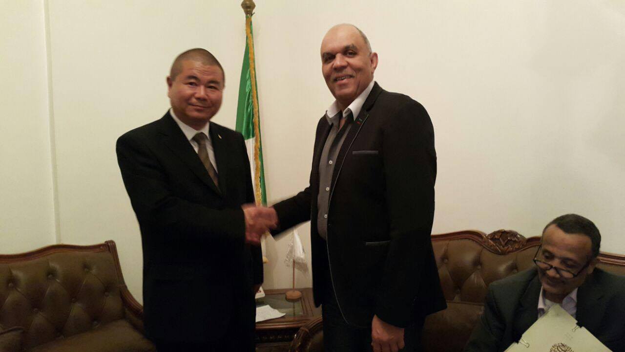 الامين العالم للهيئة العربية للمسرح اسماعيل عبدالله مع رئيس الوفد الصيني بينج هوا جين