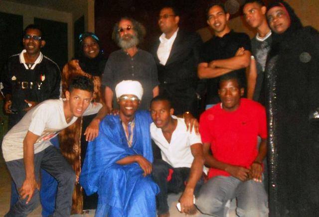 الدكتور فتحي العكاري مع المسرحيين المشاركين بالورشة في موريتانيا