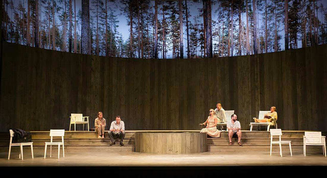 فانيا على مسرح