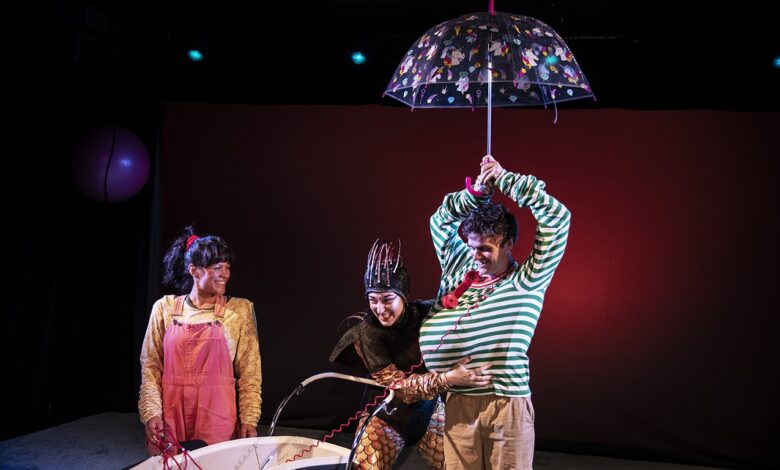 من مسرحية الكل لديهم ساعات لا أحد لديه وقت